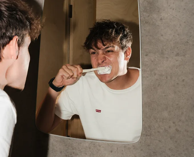 Met een stralende glimlach, klaar voor de volgende meeting