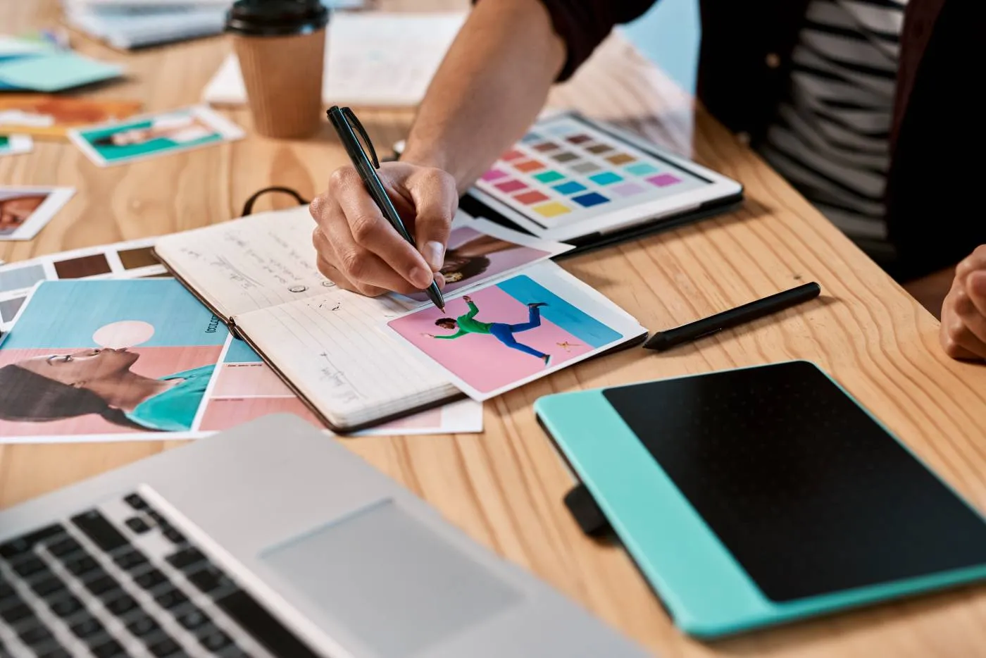 Designer kiest kleuren uit een palet en werkt aan visuele branding en merkidentiteit aan een bureau.