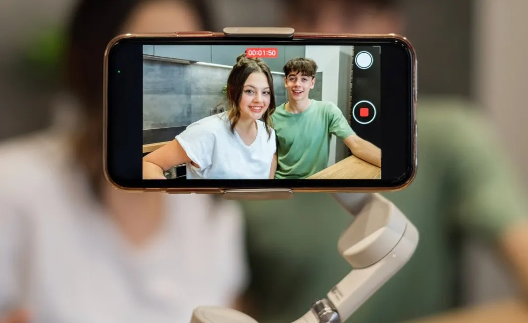 Content creators nemen een korte video op met smartphone voor social media en short-form content.