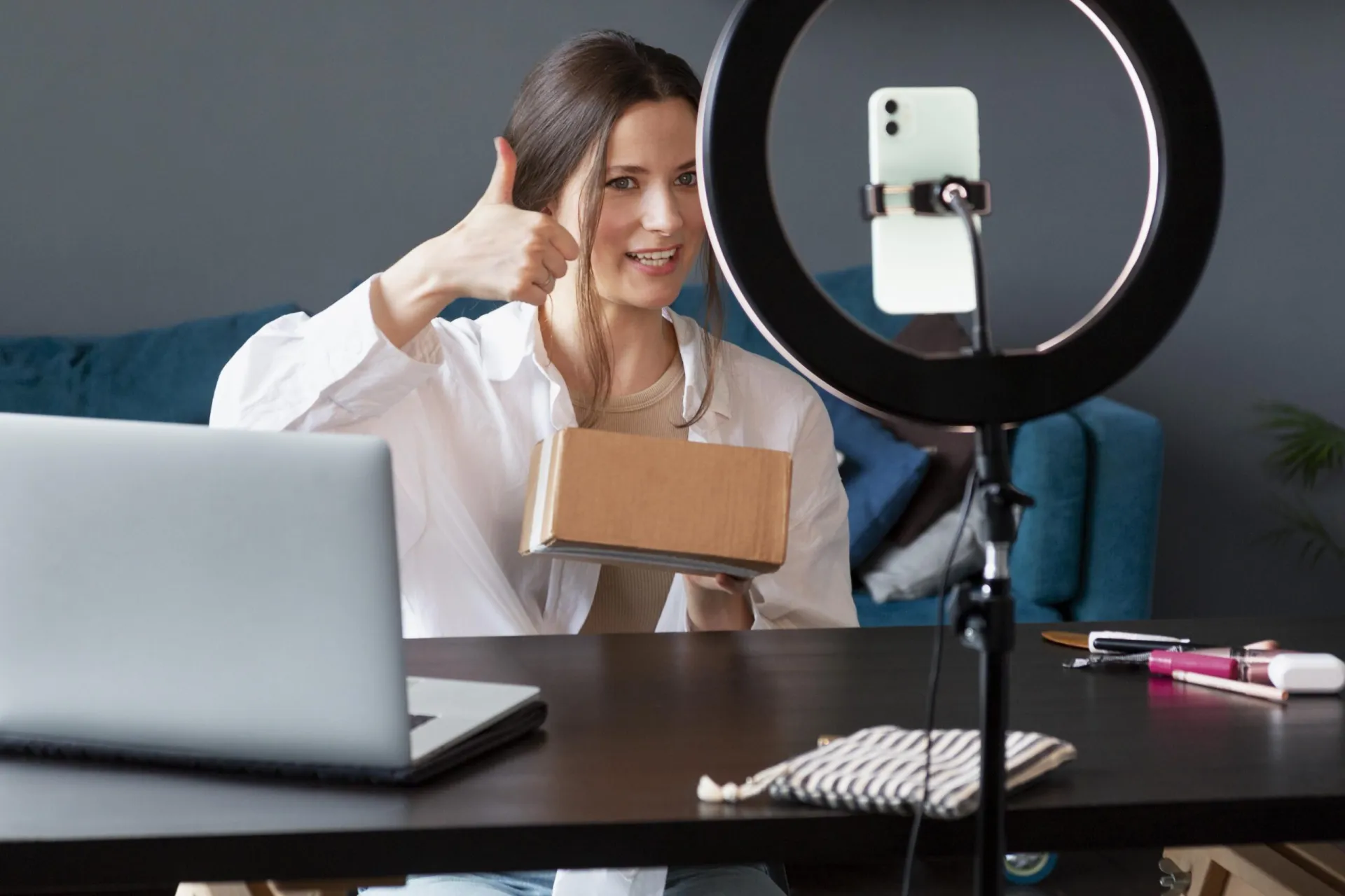 Van porselein tot posts: influencer marketing door de eeuwen heen