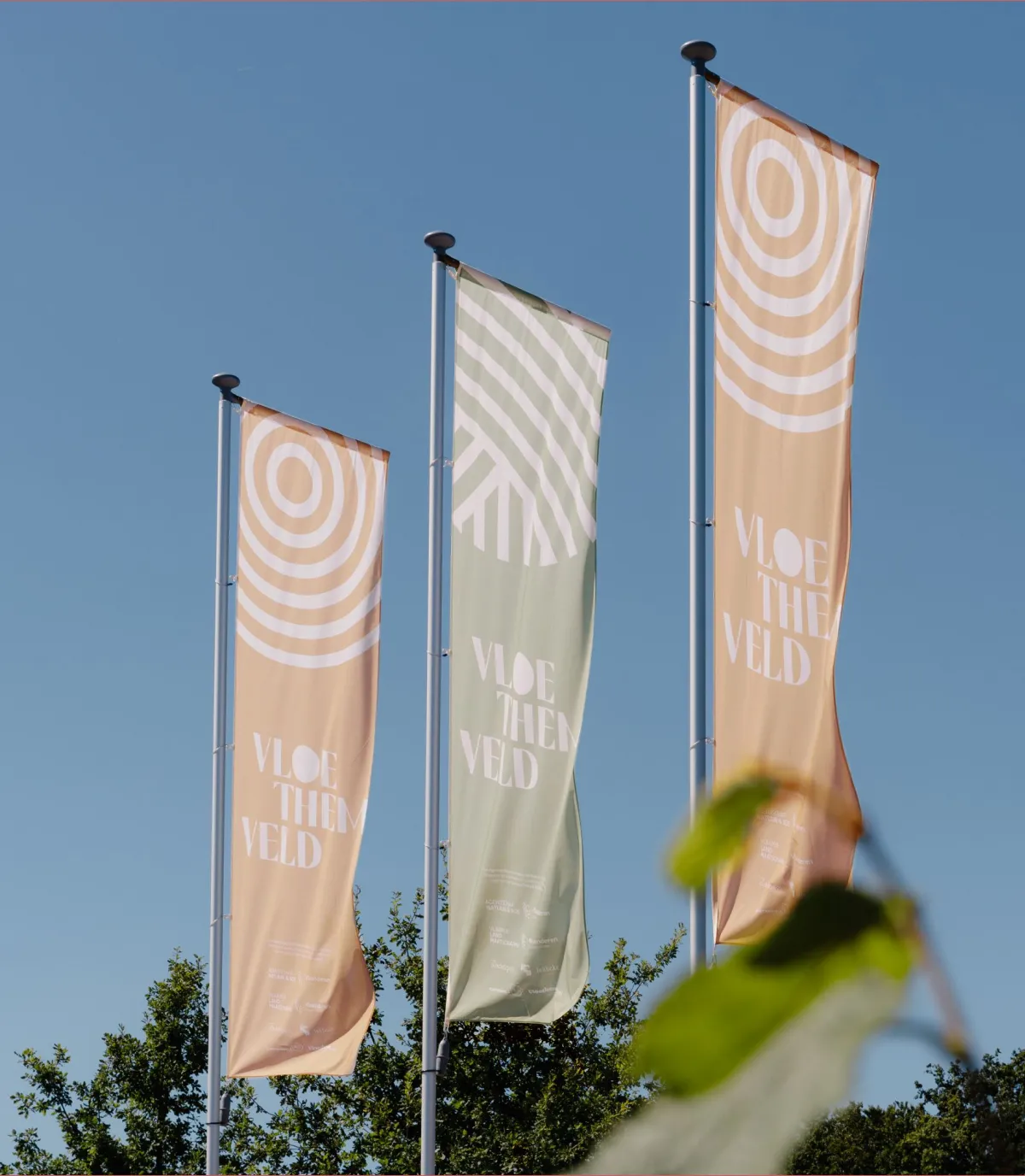Vlaggen met branding in natuurdomein Vloethemveld in Zedelgem, recreatie- en erfgoedsite in West-Vlaanderen