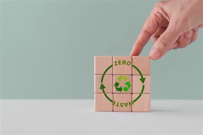 Zero waste strategy - Sustainability that makes sense   Zero waste verschuift van duurzaamheidslabel naar businesslogica. In 2026 denken vooruitstrevende merken circulair: ze ontwerpen hun producten, verpakkingen, content en processen voor hergebruik, reparatie, recycling of repurposing. Dat verlaagt kosten, versterkt hun merkverhaal en sluit aan bij de verwachtingen van klanten en talent. Marketing speelt hierin een sleutelrol. Leg transparant uit hoe je keten werkt, welke keuzes je maakt en welke impact d